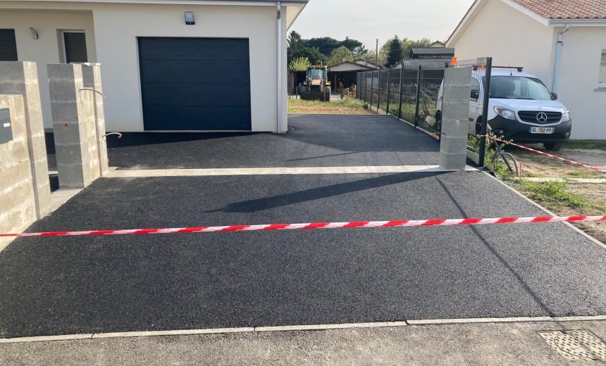 Parking en enrobé — Saint Médard d’Eyran — photo 1