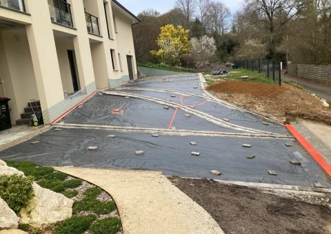 Parking en béton désactivé — Latresne