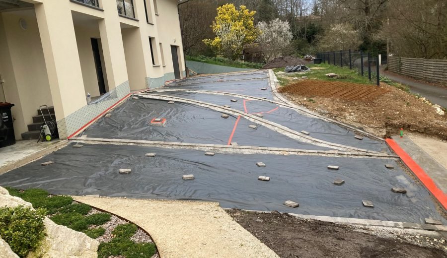 Parking en béton désactivé — Latresne
