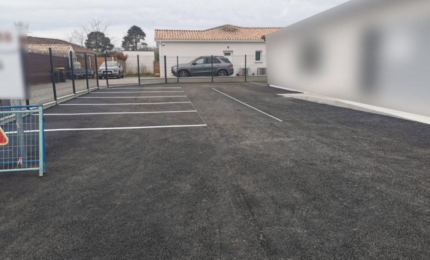 Parking enrobé cabinet 300 m² — Léognan — photo 1