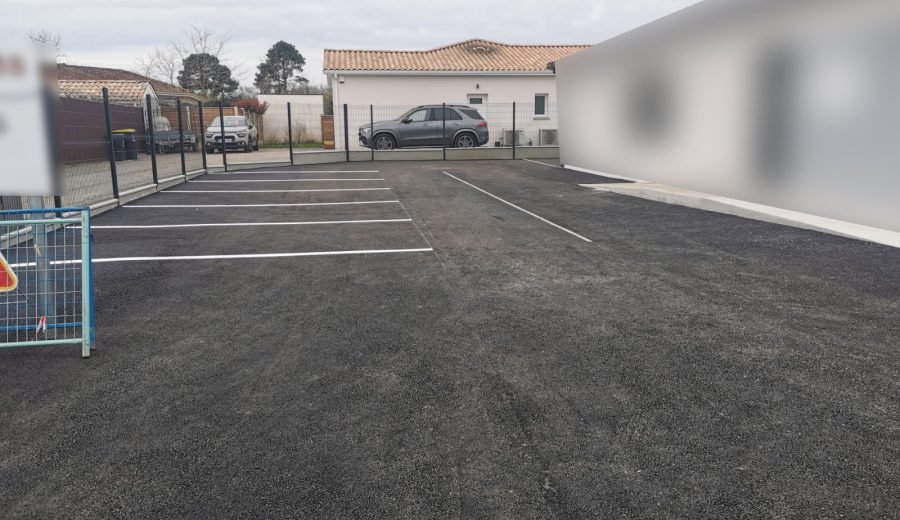 Parking enrobé cabinet 300 m² — Léognan